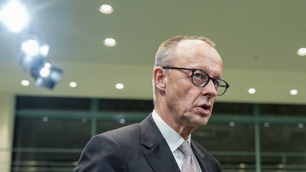 dpatopbilder - Bundeskanzler Friedrich Merz (CDU) geht nach der Pressekonfernez nach der Ministerpräsidentenkonferenz. Foto: Michael Kappeler/dpa