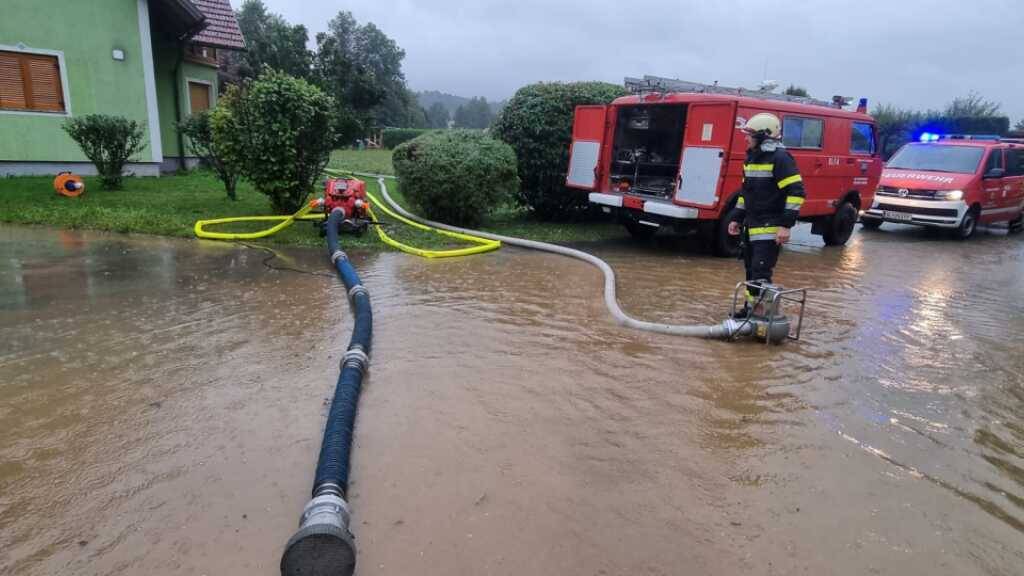 HANDOUT - Die Feuerwehr ist im Bezirk Deutschlandsberg im Einsatz. Foto: Feuerwehren Des Bfv Deutschlands/APA/dpa - ACHTUNG: Nur zur redaktionellen Verwendung im Zusammenhang mit der aktuellen Berichterstattung und nur mit vollständiger Nennung des vorstehenden Credits