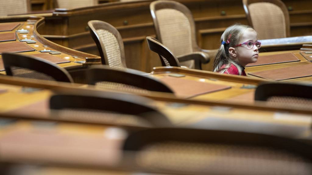 Frauen misstrauen öffentlichen Institutionen stärker als Männer. Eine neue Studie empfiehlt deshalb, Mädchen früher und stärker in die Politik miteinzubeziehen. (Archivbild)