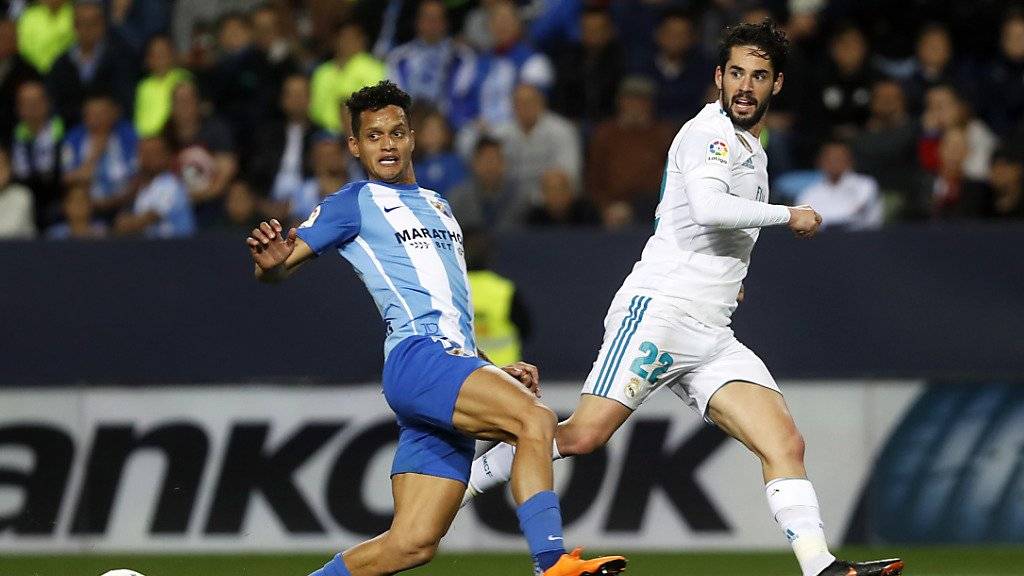 Real Madrids Torschütze Isco (rechts) im Zweikampf mit Malagas Roberto Rosales