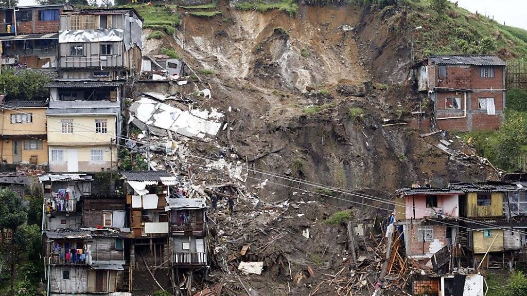 Rettungskräfte überwachen in der kolumbianishcen Stadt Manizales ein Gebiet, in dem ein Erdrutsch mehrere Häuser zerstört hat - insgesamt kamen in Manizales mindestens 16 Menschen ums Leben.