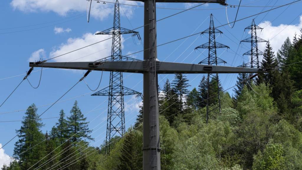 Im Tessin sollen Stromleitungen zurückgebaut werden, um den Raum effizienter zu nutzen und die Landschaft weniger zu belasten. (Archivbild)