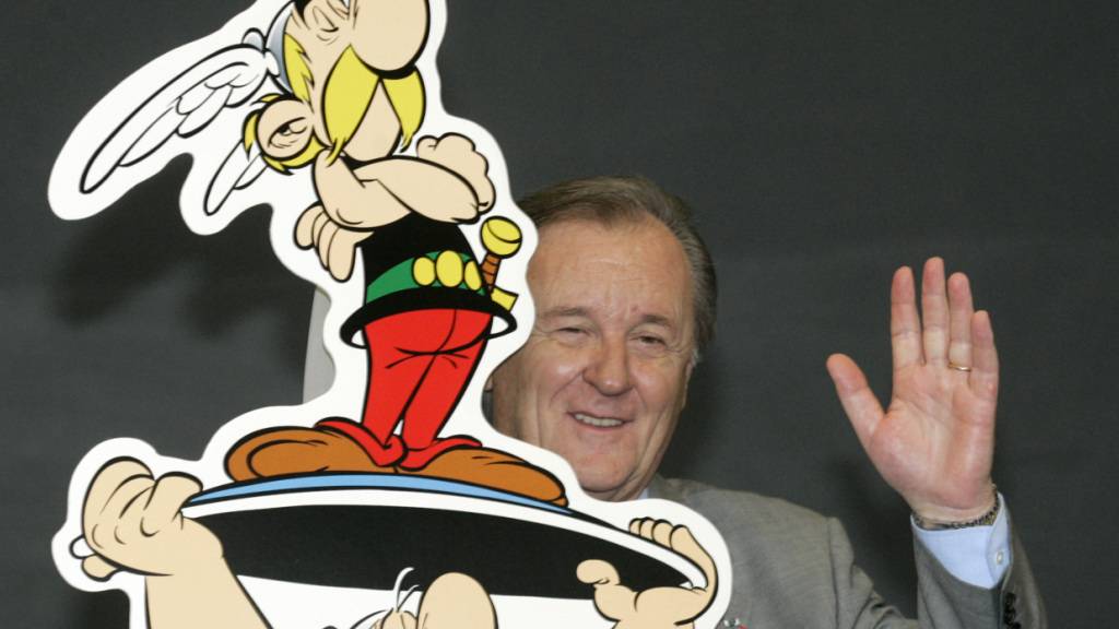 Der französische Autor und Zeichner Albert Uderzo 2005 an der Buchmesse in Frankfurt hinter einem Aufsteller seiner Comic-Helden Asterix und Obelix stehend. (Archivbild)