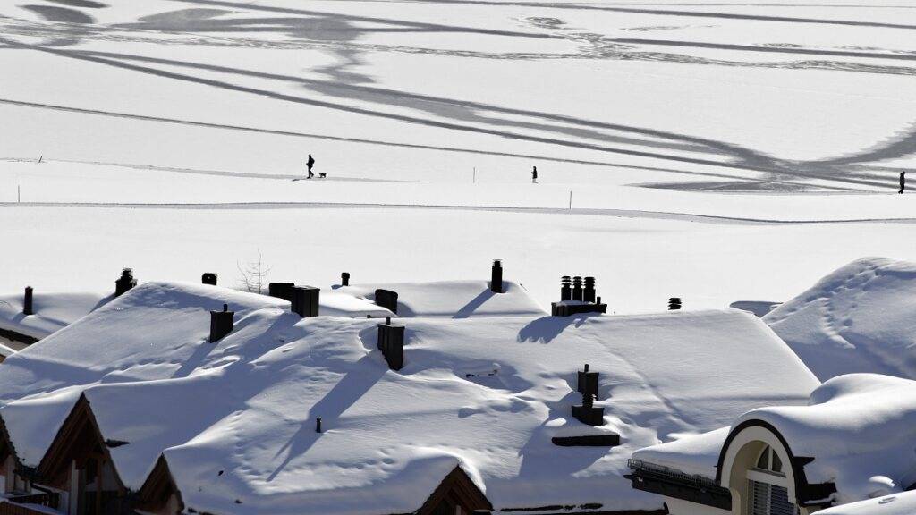 Liegt Schnee auf den Dächern, können Solaranlagen keinen Strom produzieren. (Archivbild)