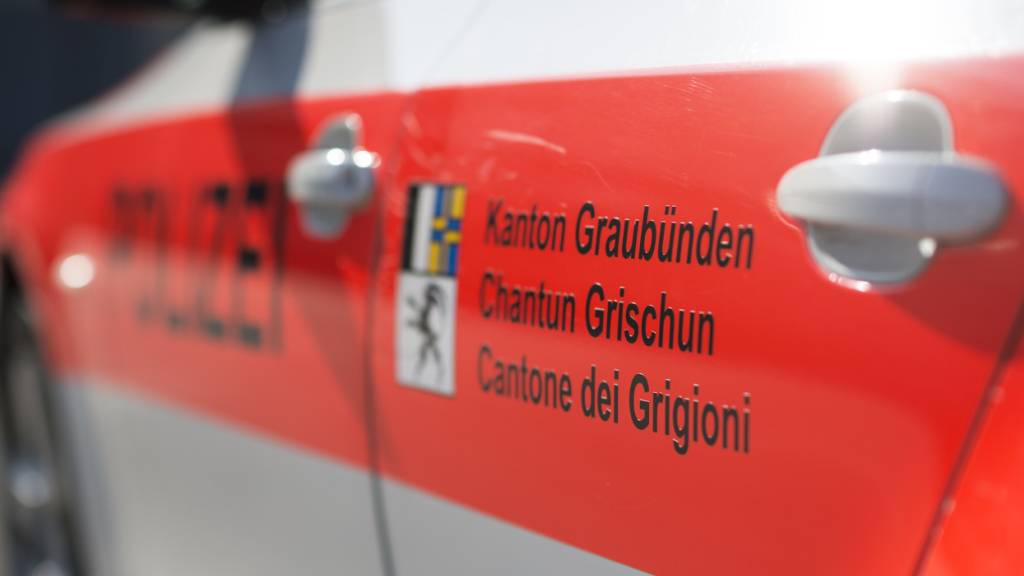 Am frühen Samstagmorgen ist es in Celerina zu einem Selbstunfall gekommen. Beide Fahrzeuginsassen wurden verletzt. (Archivbild)