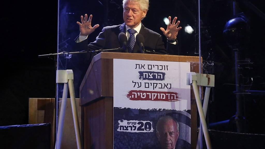 Ex-US-Präsident Bill Clinton spricht den Israelis anlässlich des 20. Todestages von Izchak Rabin ins Gewissen.