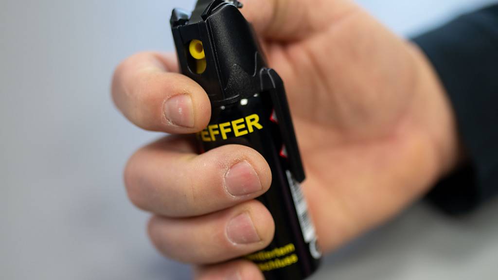 Der mutmassliche Täter spritzte dem Opfer Pfefferspray ins Gesicht. (Symbolbild)