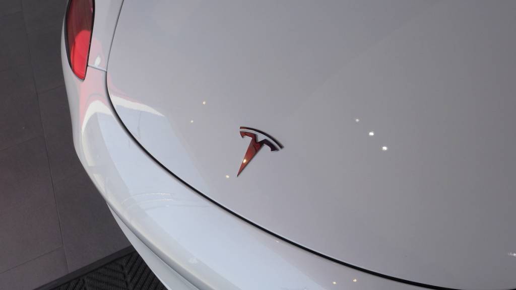 Teslas Software «Full Self-Driving» (komplett selbstfahrend) muss stets von Menschen beaufsichtigt werden. Ein Widerspruch, befand die kalifornische Verkehrsbehörde. (Archivbild)