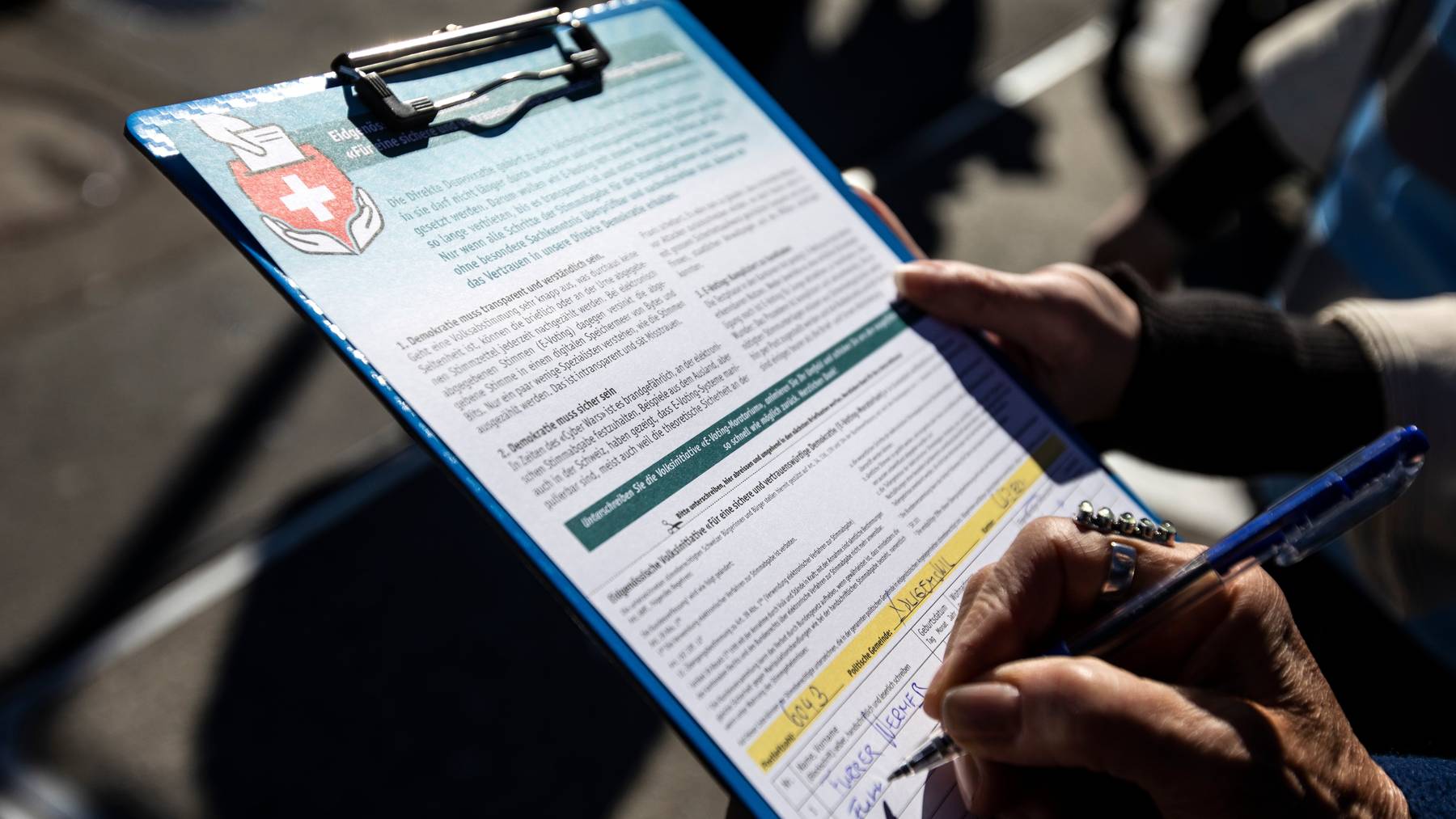 Stift in die Hand nehmen und unterschreiben: Was eigentlich so einfach ist, macht Unterschriftensammler gerade zu schaffen.