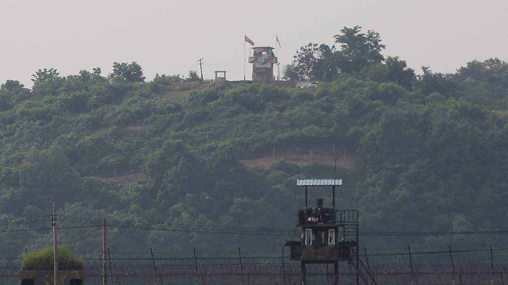 Militär-Wachposten von Nordkorea (hinten) und Südkorea (vorne) stehen an der Grenze der beiden Länder. Nordkorea hat die Zerstörung des innerkoreanischen Verbindungsbüros auf seinem Boden bestätigt. Das Verbindungsbüro diente als wichtiger Kommunikationskanal zwischen beiden Staaten. Foto: Ahn Young-Joon/AP/dpa