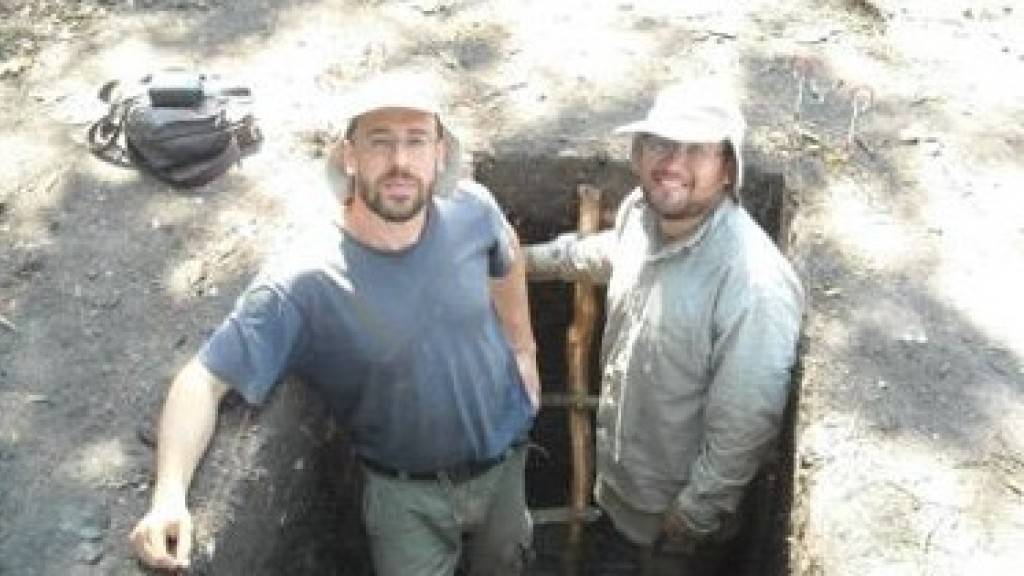 Dr. Umberto Lombardo vom Geographischen Institut der Universität Bern (links) und José Capriles von der Pennsylvania State University (rechts) bei den Ausgrabungen in der bolivianischen Savanne, wo sie eine bahnbrechende agrikulturelle Entdeckung machten.  (zVg).