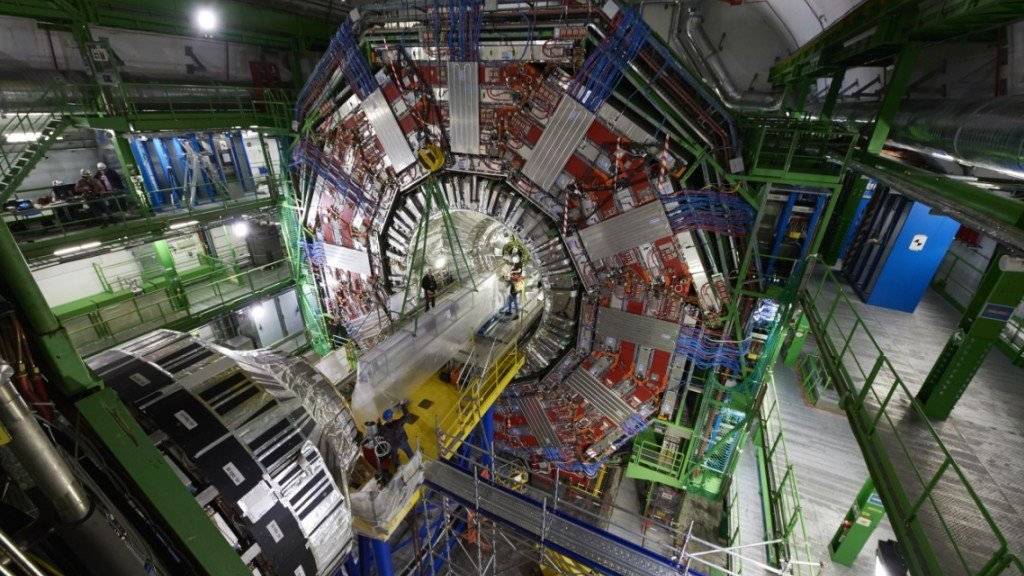 Der CMS-Detektor am LHC-Teilchenbeschleuniger des CERN soll noch präziser die Eigenschaften von Teilchen messen: Dafür bekommt er kurz vor Start der neuen Mess-Saison ein Upgrade.