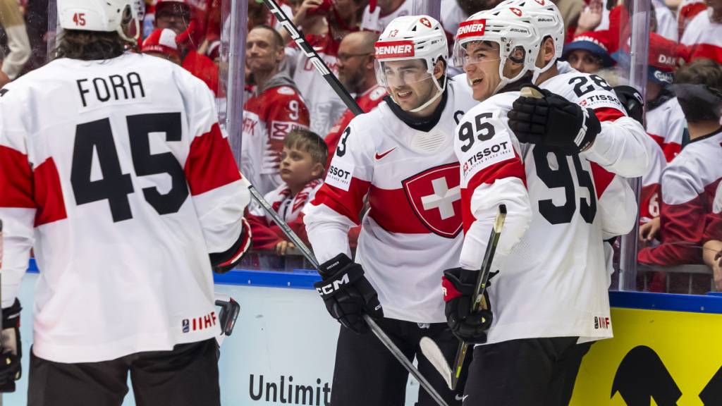 Jubel über eine starke Leistung: Tyler Moy (Nummer 95) feiert mit Nico Hischier und Timo Meier