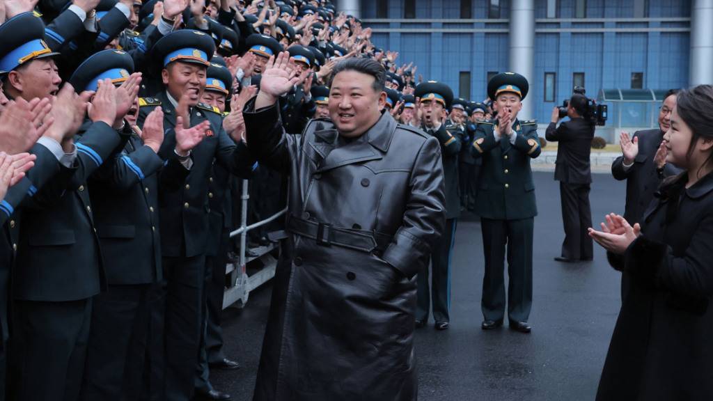 HANDOUT - Kim Jong Un, Machthaber von Nordkorea, neben seiner Tochter Ju Ae, steht bei einem Fototerminin der Nationalen Behörde für Luft- und Raumfahrttechnik mit einer Gruppe von Ingenieuren und Wissenschaftlern zusammen. Die Aufnahme stellt die zentrale nordkoreanischen Nachrichtenagentur KCNA zur Verfügung. Foto: Uncredited/KCNA/KNS/dpa - ACHTUNG: Nur zur redaktionellen Verwendung und nur mit vollständiger Nennung des vorstehenden Credits
