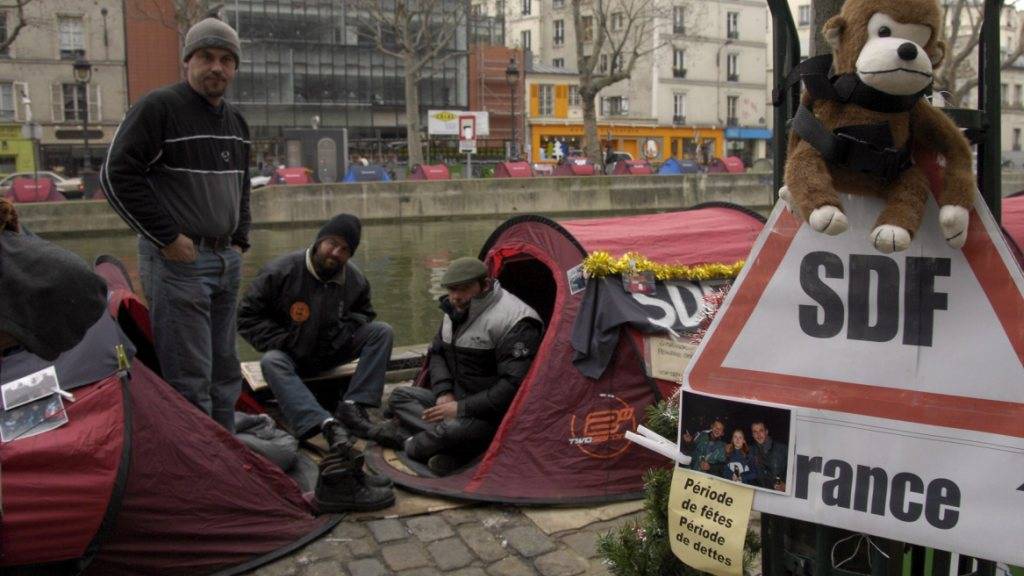 Drei Obdachlose am Canal Saint Martin in Paris (Archiv)