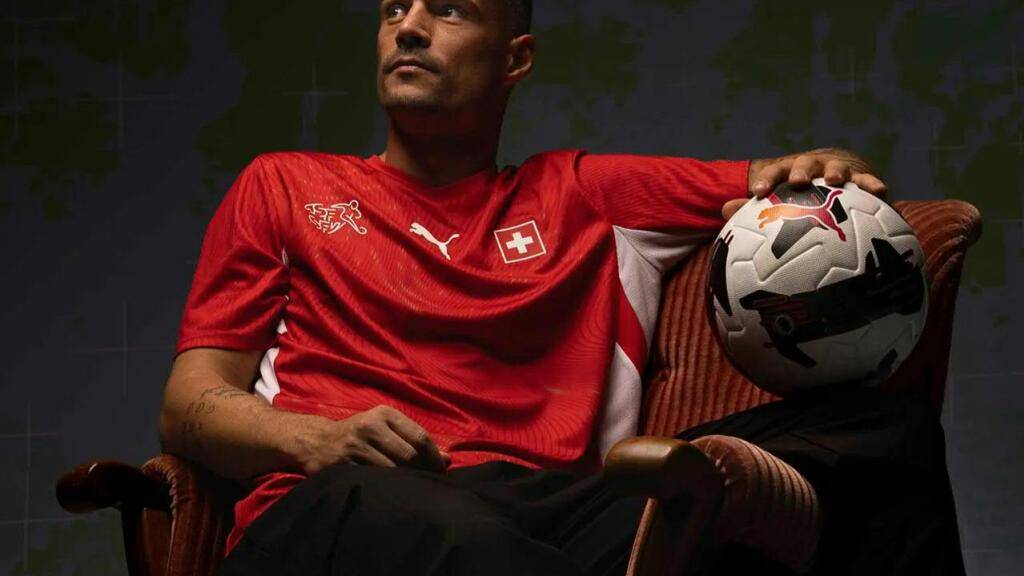 Nati-Trainer Granit Xhaka im neuen Heimtrikot der Schweizer Nationalmannschaft