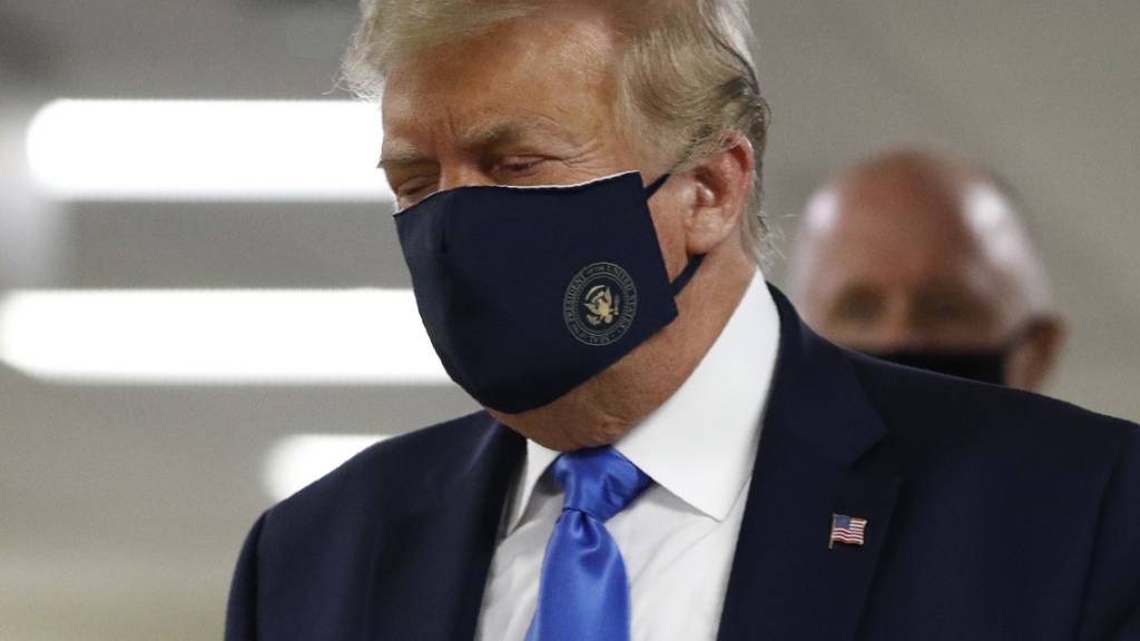 US-Präsident Donald Trump ist am Freitag (Ortszeit) wieder mit einer Schutzmaske aufgetreten - obwohl er das eigentlich nicht gerne macht.