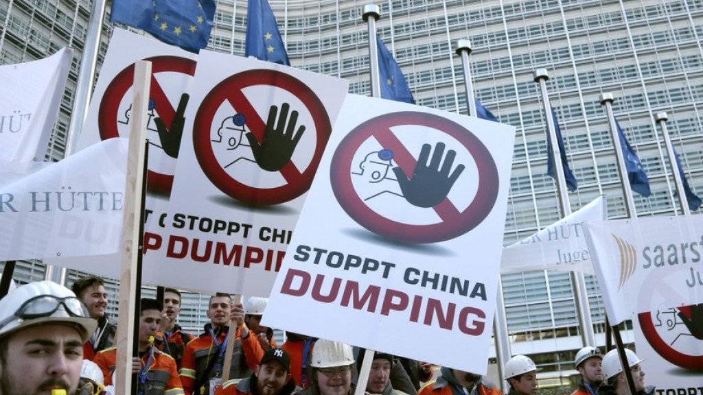 Protest gegen Preisdumping: Vergangene Woche demonstrierten ausende Stahlarbeiter in Brüssel, weil sie ihre Arbeitsplätze durch die chinesischen Stahlexporte nach Europa bedroht sehen.