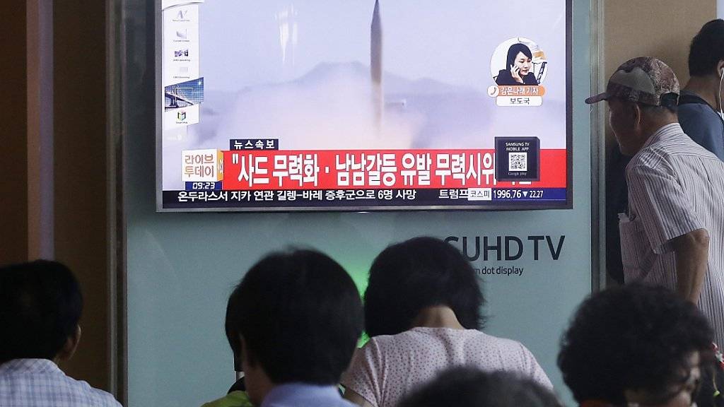 Ein südkoreanischer Fernsehsender berichtet über den jüngsten Raketentest des nördlichen Nachbars. Der Test bleibt vorerst ohne Folgen, nachdem sich der UNO-Sicherheitsrat nicht auf eine Reaktion einigen konnte.