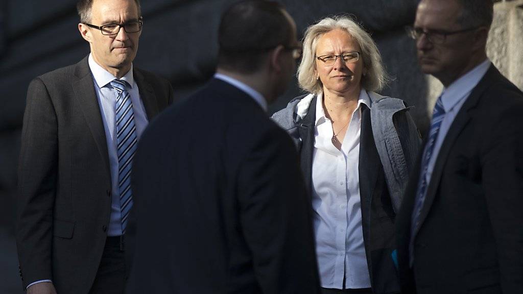 Martin Baltisser, ehemaliger Generalsekretär der SVP, hinten links, und Silvia Baer, seine damalige Stellvertreterin, hinten rechts, erscheinen im April 2015 zur Gerichtsverhandlung in Bern. (Archivbild)