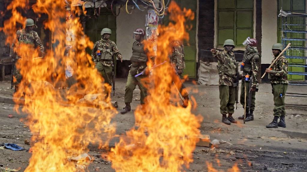 Einsatzkräfte hinter brennenden Barrikaden in Nairobi