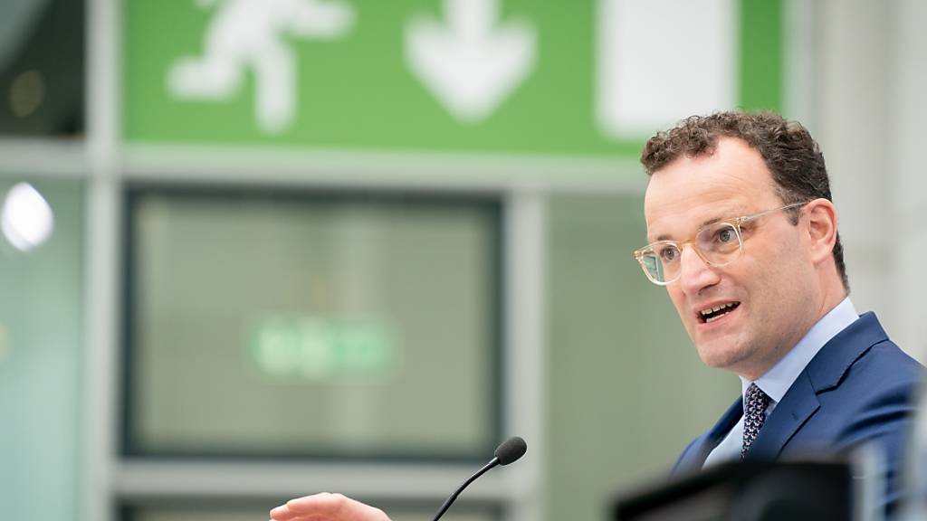Jens Spahn (CDU), Bundesminister für Gesundheit, spricht nach der Sitzung des Bundeskabinetts auf einer Pressekonferenz zum Krankenhauszukunftsgesetz. Foto: Kay Nietfeld/dpa