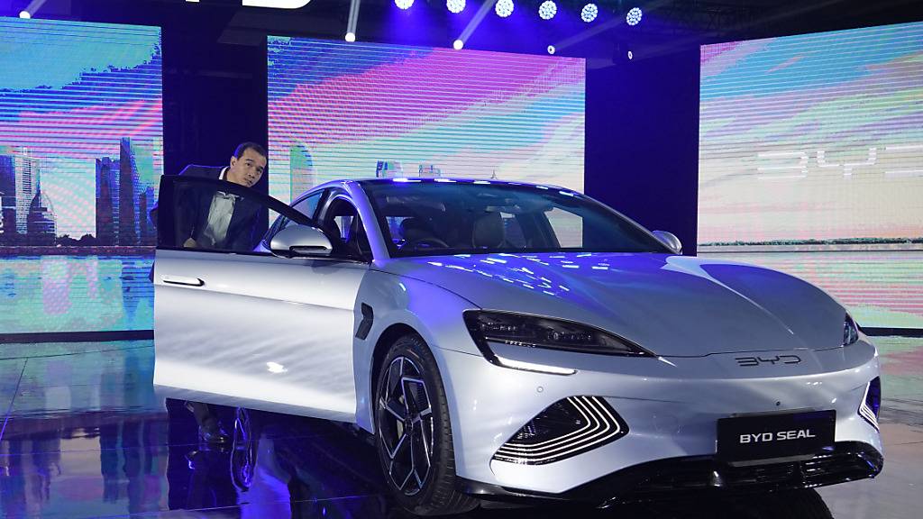 Die chinesische Regierung will den heimischen E-Autohersteller, wie etwa BYD (im Bild), bei den Exporten stärker unter die  Arme greifen. (Archivbild)