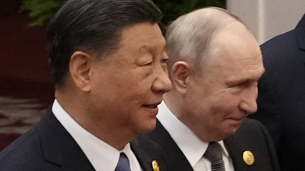 ARCHIV - Der chinesische Präsident Xi Jinping (l) und der russische Präsident Wladimir Putin: Putin will im Mai China besuchen. Foto: Suo Takekuma/AP/dpa