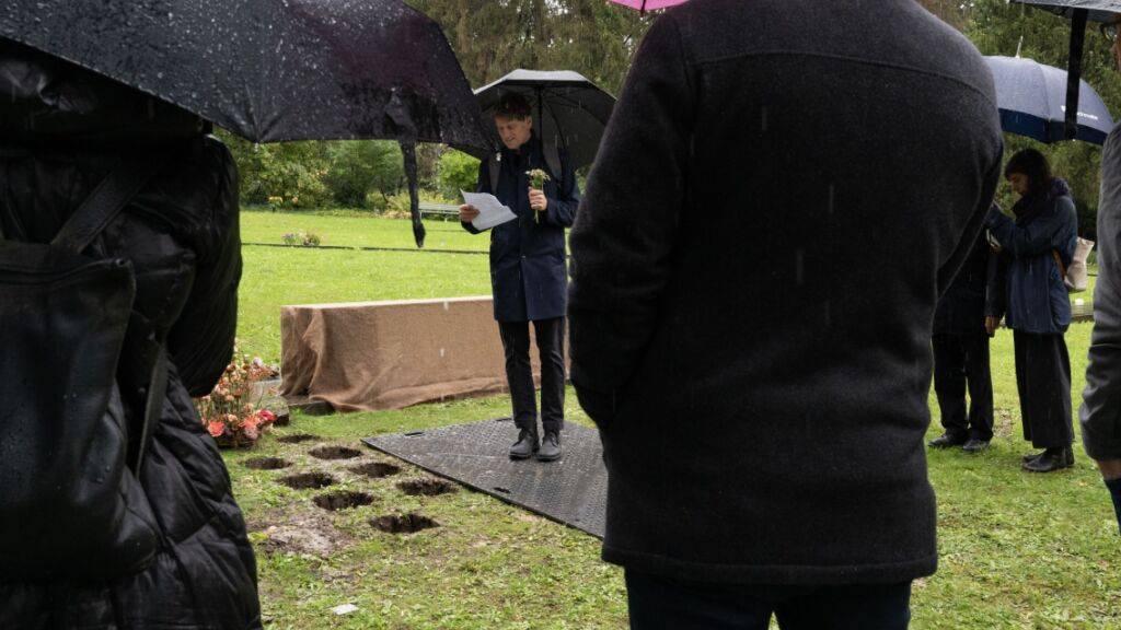 Der Dichter Gerhard Meister liest für einen einsam Verstorbenen am Gemeinschaftsgrab auf dem Zürcher Friedhof Nordheim und verhilft ihm damit zu einem würdevollen Abgang. Sein Gedicht ist eines von mehreren, die nun das Buch «Die einsamen Begräbnisse» versammelt.
