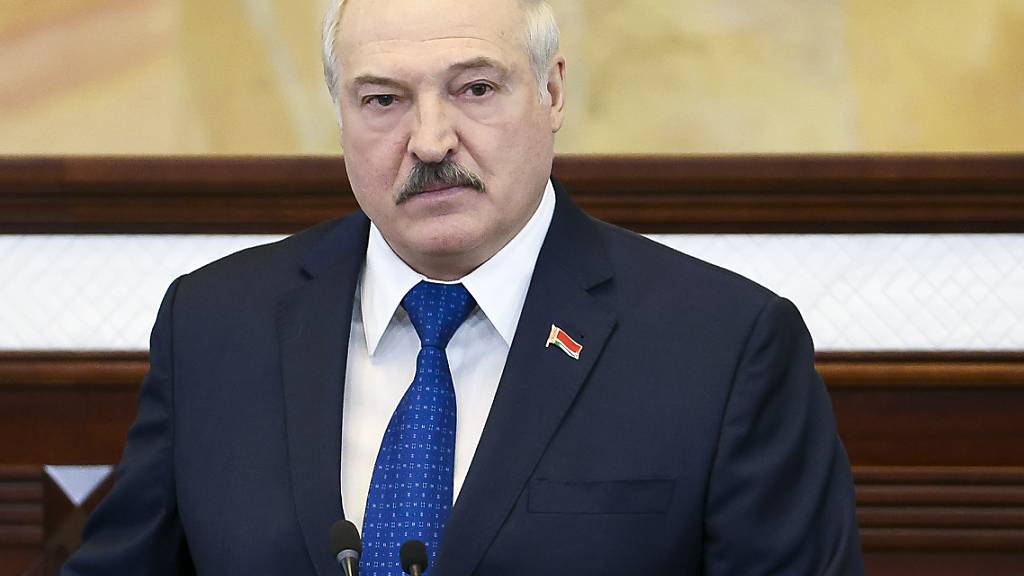 Alexander Lukaschenko, Präsident von Belarus, spricht vor dem Parlament in Minsk. Foto: Sergei Shelega/POOL BelTA/AP/dpa