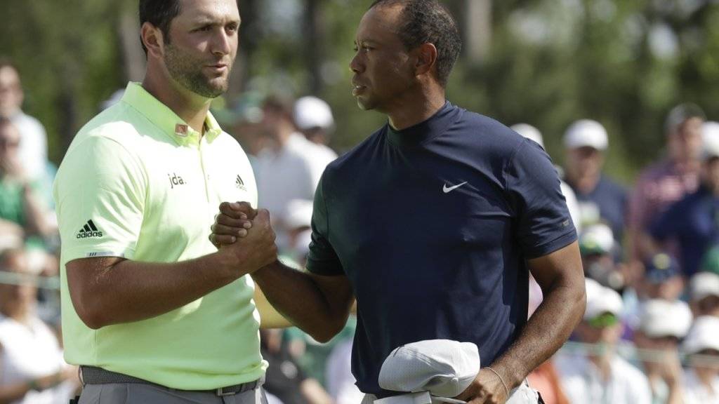 Shakehands nach der ersten Runde: Tiger Woods und der aufstrebende Spanier Jon Rahm