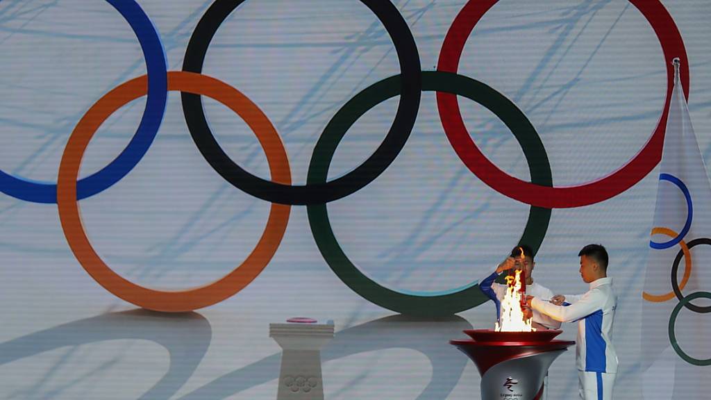 Das olympische Feuer wird offiziell willkommen geheissen.