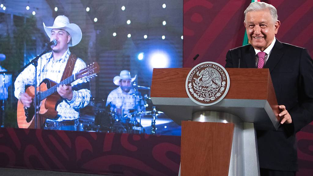 HANDOUT - Mexikos Präsident Andrés Manuel López Obrador möchte, dass junge Leute in seinem Land nicht nur die sehr populäre «Narco-Musik» hören. Foto: Juan Carlos Buenrostro/Prensa AMLO/dpa - ACHTUNG: Nur zur redaktionellen Verwendung und nur mit vollständiger Nennung des vorstehenden Credits