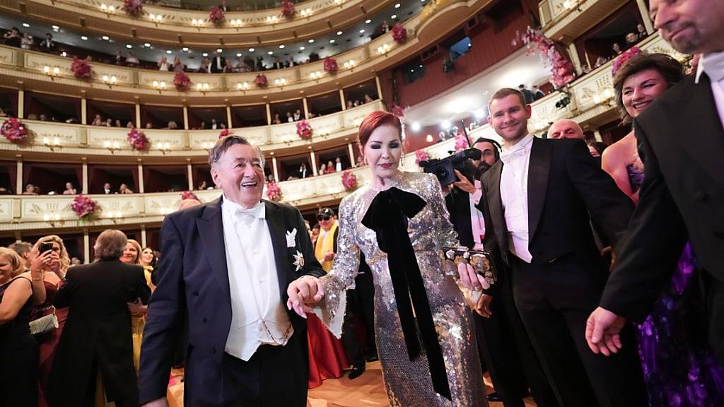 Priscilla Presley und Richard Lugner sind beim 66. Opernball in der Wiener Staatsoper. Foto: Eva Manhart/APA/dpa - ACHTUNG: Nur zur redaktionellen Verwendung im Zusammenhang mit der aktuellen Berichterstattung und nur mit vollständiger Nennung des vorstehenden Credits