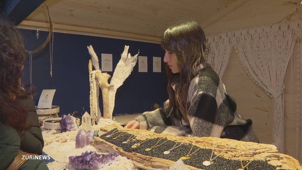 Melanie Winiger mit Weihnachtsstand im Zürcher Hauptbahnhof