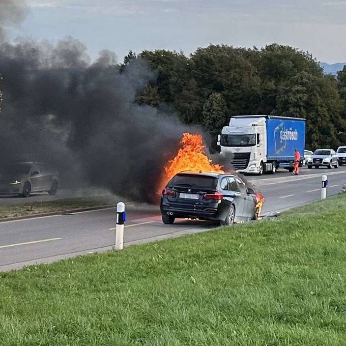 Auto von Frau (25) fängt Feuer – Verkehrsteilnehmer versuchen zu helfen