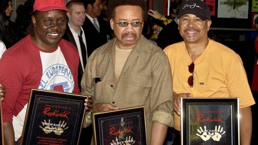 Maurice White - hier 2003 zwischen Philip Bailey (l) und Ralph Johnson (r) von Earth Wind & Fire - ist in der Nacht auf Donnerstag gestorben.