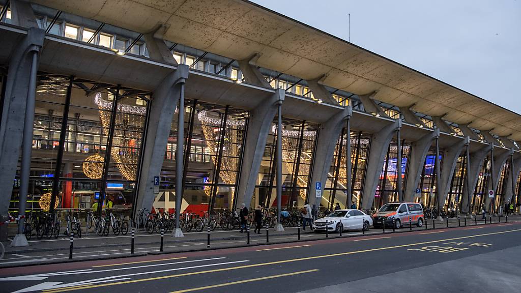 Auf dem Bahnhofsplatz soll im Sommer eine neue Carhaltekante gebaut werden. (Archivbild)
