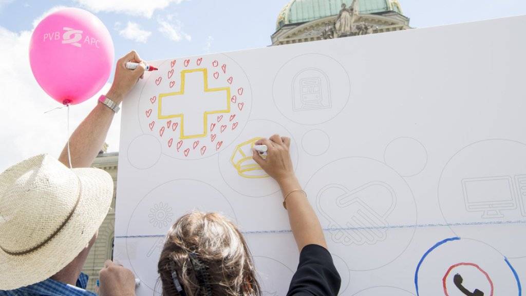 Für die Kampagne «Love Service public 2.0» des Personalverbandes des Bundes wird auf dem Bundesplatz auf einer Stellwand gezeichnet.