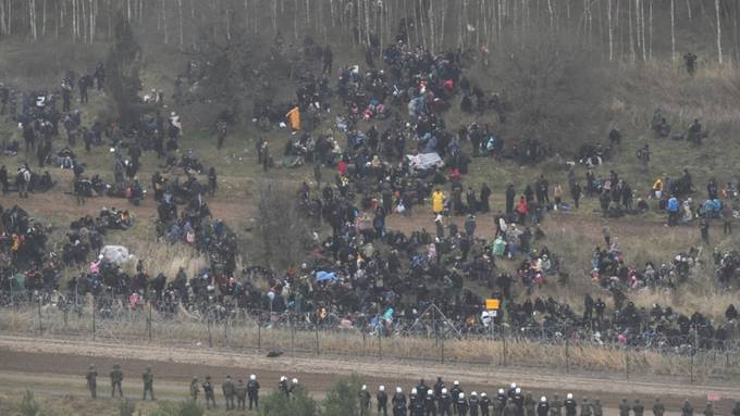 Laut Polizei: Migranten durchbrechen Grenze