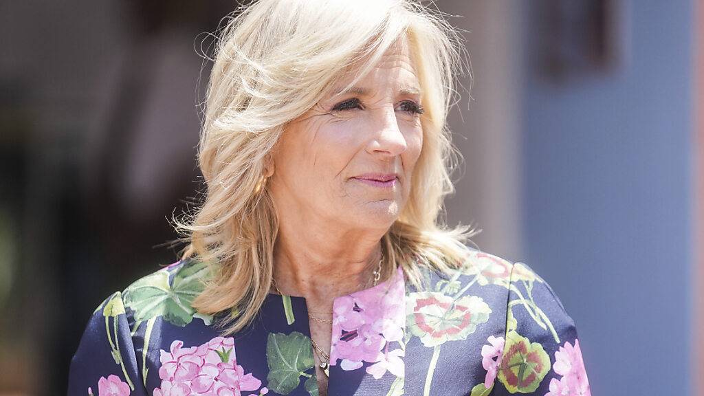 ARCHIV - Jill Biden, First Lady der USA, wurde positiv auf Corona getestet. Foto: Mosa'ab Elshamy/AP Pool/dpa