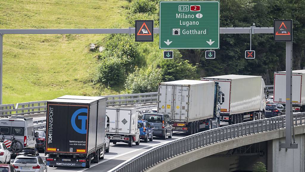 Auf der Autobahn A2 vor dem Gotthardtunnel in Richtung Süden staut sich der Verkehr. (Archivbild)