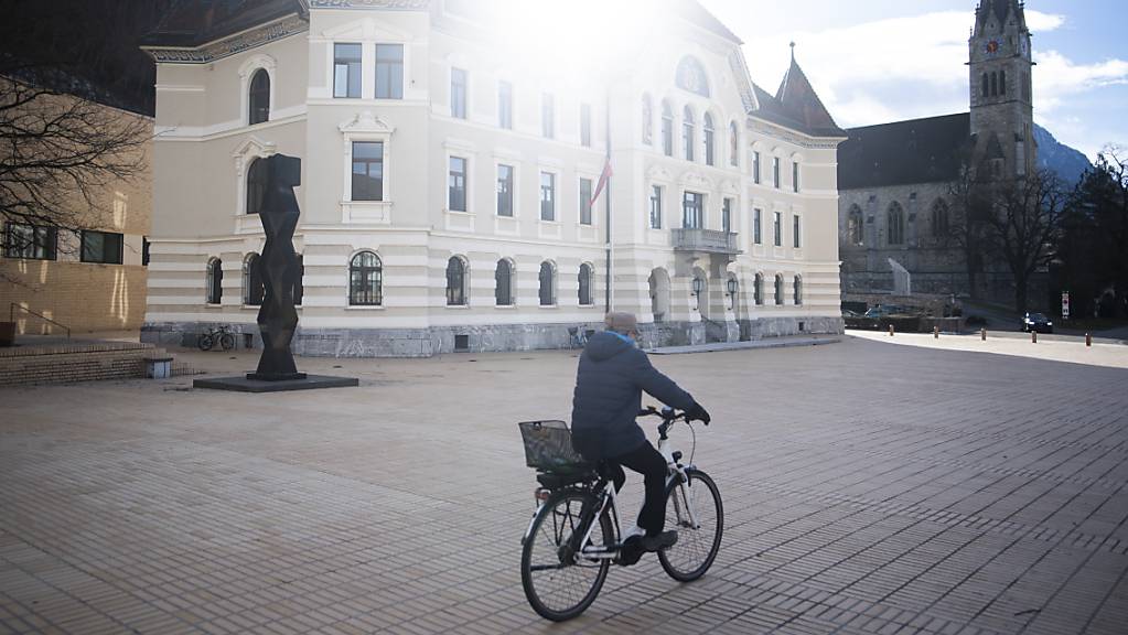 28 Prozent der liechtensteinischen Staatsangehörigen besitzen die Staatsbürgerschaft eines weiteren Landes. Im Bild ist das Regierungsgebäude in Vaduz. (Archivbild)