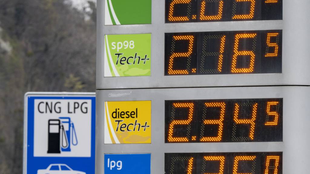 Unter anderem höhere Benzinpreise sorgten in der Schweiz im April für einen Inflationsschub. (Archivbild)