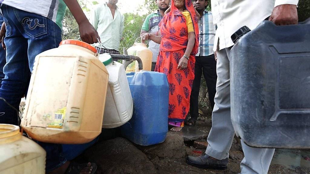 Anstehen mit Behältern zum Fassen von Wasser im Bundesstaat Madhya Pradesh