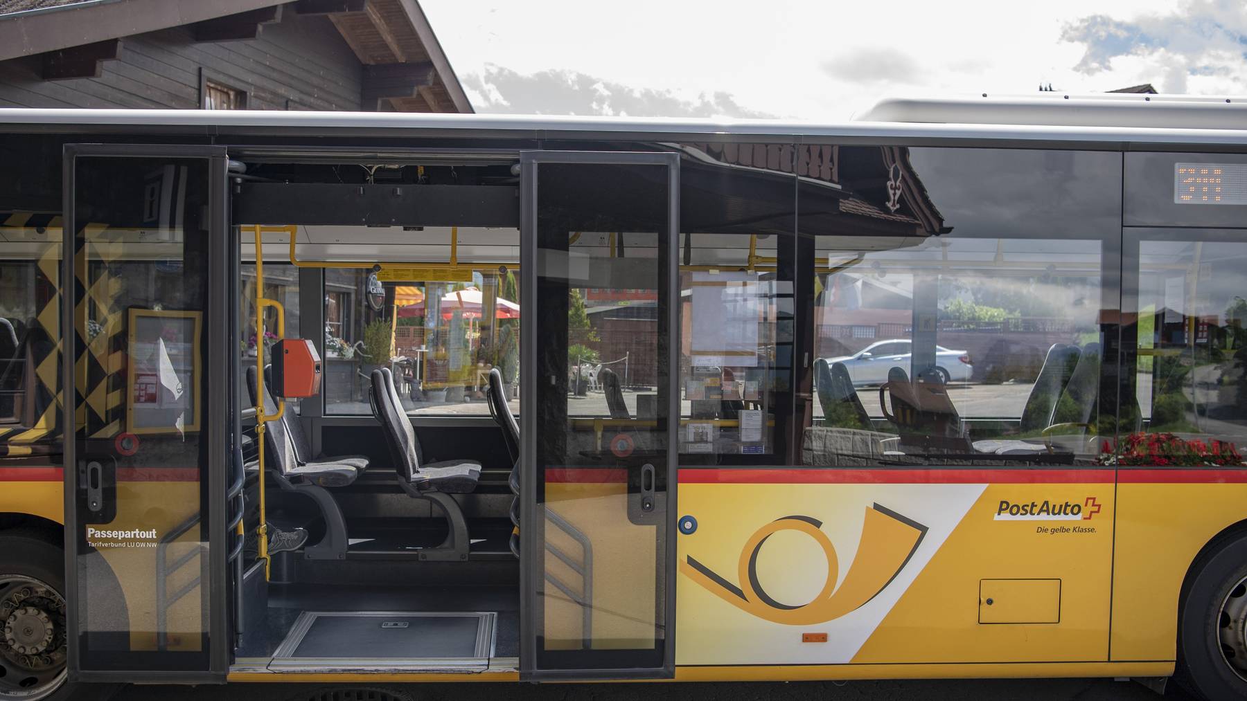 Unternehmen des öffentlichen Verkehrs wie Postauto hätten Anspruch auf Kurzarbeitsentschädigung, sagen die kantonalen Verkehrsdirektoren.