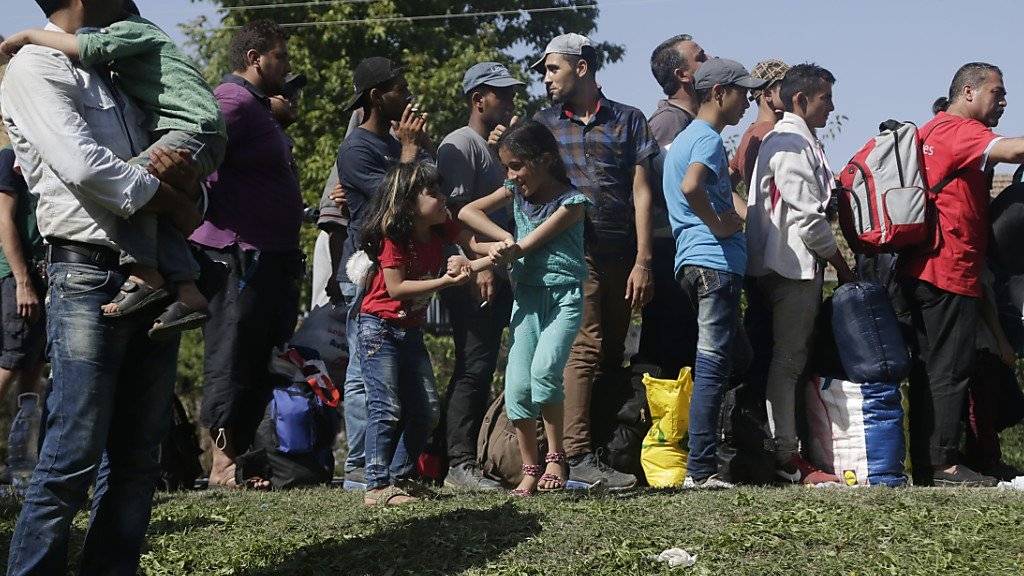 Flüchtlinge warten im kroatischen Ort Tovarnik auf einen Bus. Kroatien begann am Freitag, die Menschen per Bus nach Ungarn zu bringen.