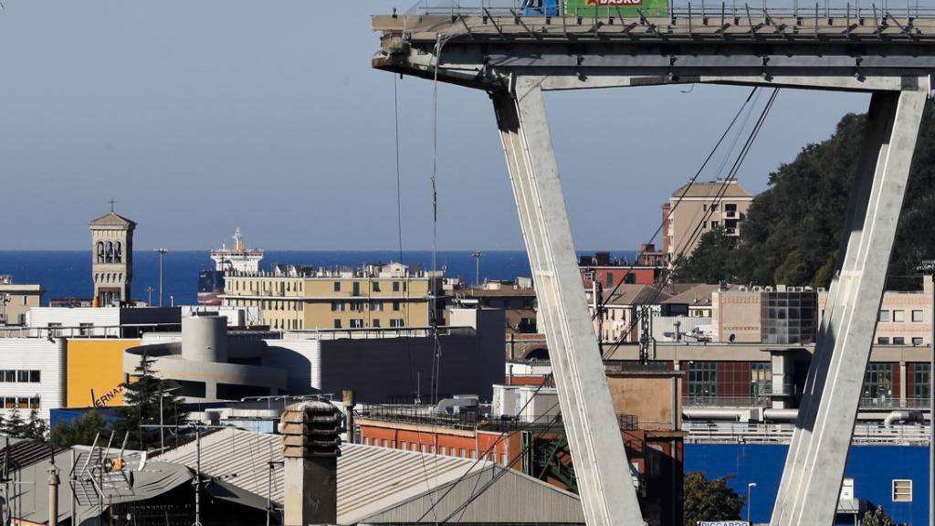 ARCHIV - Vor knapp frei Jahren stürzte die Morandi-Autobahnbrücke im norditalienischen Genua ein. Laut Medienberichten hat die Justiz nun einen Termin für eine Voranhörung festgelegt. Am 15. Oktober ist demnach eine Anhörung angesetzt. Foto: Antonio Calanni/AP/dpa