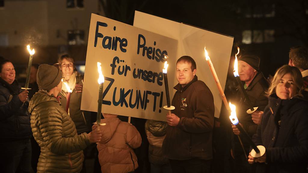 In Affoltern am Albis ZH haben sich am Freitagabend Bäuerinnen und Bauern versammelt, um höhere Preise für ihre Produkte zu fordern.