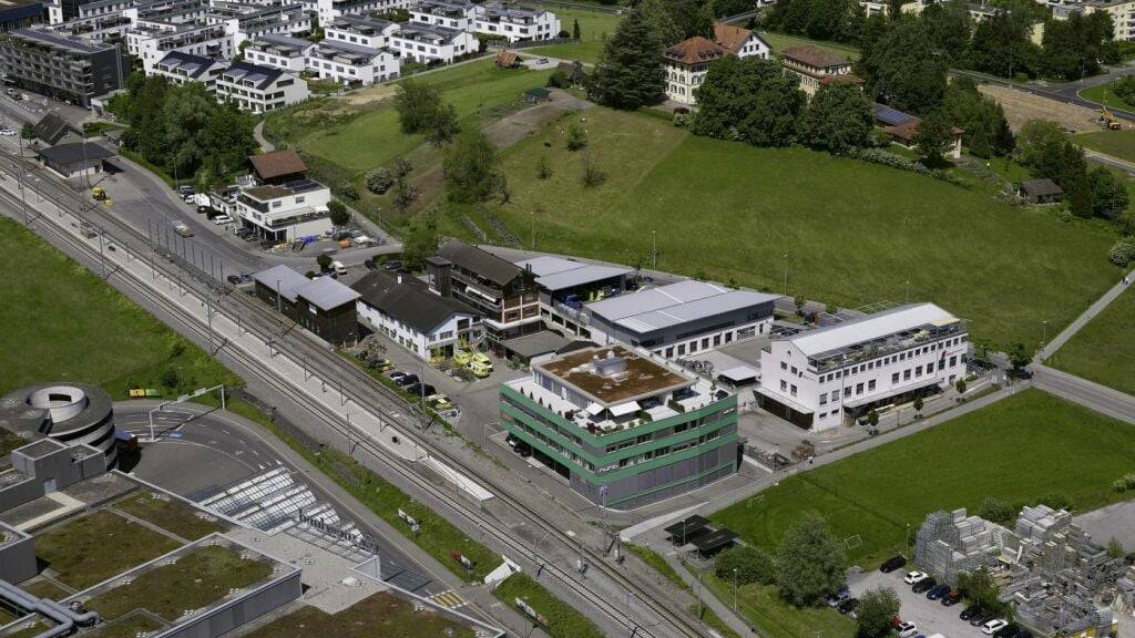 Auf dem Gewerbeareal südlich des Bahnhofs Steinhausen sind ein Ökihof, Arbeits- und Gewerbenutzungen sowie mit teilweise preisgünstige Wohnungen vorgesehen.